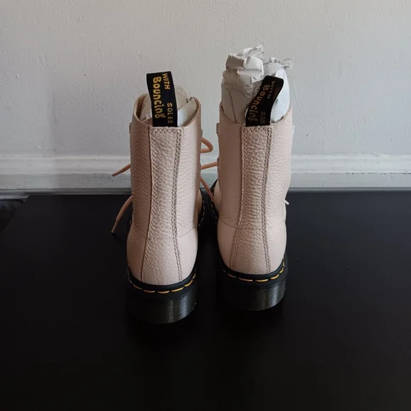 Dr. Martens 1460 Pascal In The Color “Shell Pink Milled Nappa”. Size 5 - Picture 6 of 8